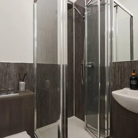 Apartment Sleeps 5 - Corporate Relocation & Family - Free Wifi