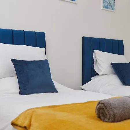 Sleeps 5 - Corporate Relocation & Family - Free Wifi Apartment Leeds (West Yorkshire)