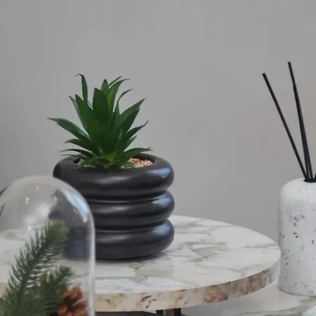 Sleeps 5 - Corporate Relocation & Family - Free Wifi *