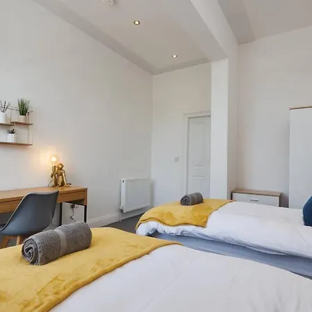 Apartment Sleeps 5 - Corporate Relocation & Family - Free Wifi Leeds (West Yorkshire)