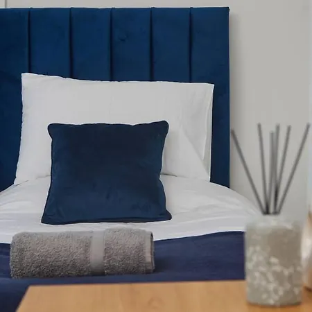 Sleeps 5 - Work & Family - Free Wifi * Leeds (West Yorkshire)