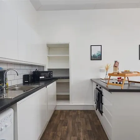 Apartment Sleeps 5 - Work & Family - Free Wifi