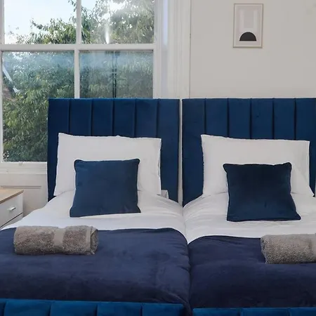 Sleeps 5 - Work & Family - Free Wifi Apartment Leeds (West Yorkshire)