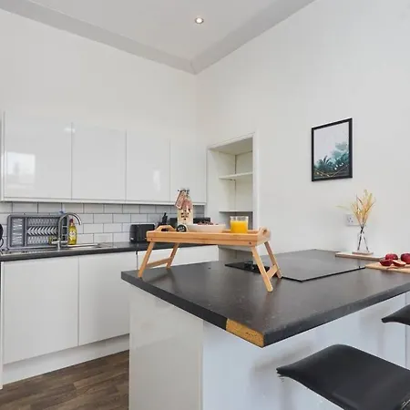 Sleeps 5 - Work & Family - Free Wifi Apartment