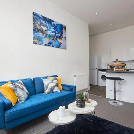 Sleeps 5 - Corporate Relocation & Family - Free Wifi *