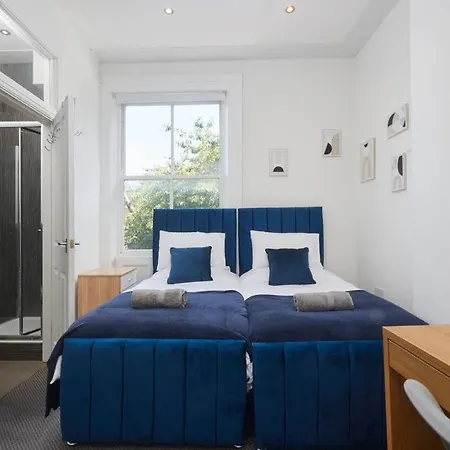 Sleeps 5 - Work & Family - Free Wifi