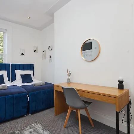 Sleeps 5 - Work & Family - Free Wifi Apartment *