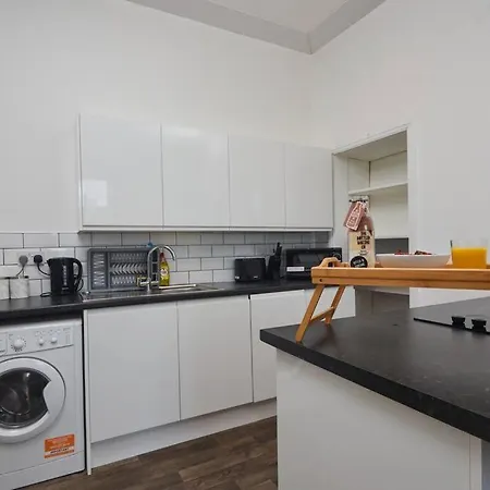 Sleeps 5 - Corporate Relocation & Family - Free Wifi Leeds (West Yorkshire)