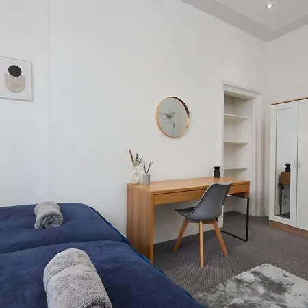 Apartment Sleeps 5 - Work & Family - Free Wifi *