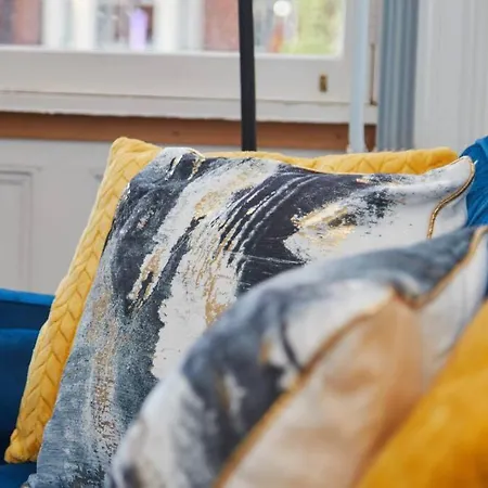 Sleeps 5 - Work & Family - Free Wifi Apartment