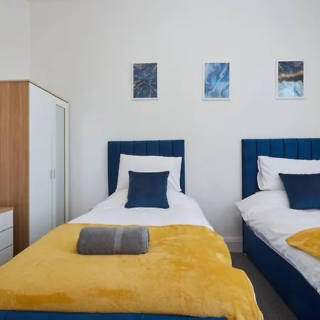 Sleeps 5 - Corporate Relocation & Family - Free Wifi Apartment