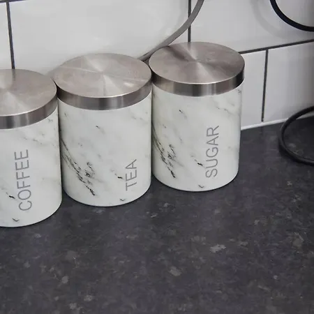 Sleeps 5 - Corporate Relocation & Family - Free Wifi