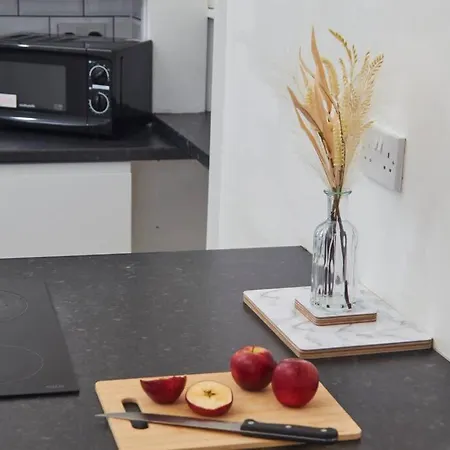 Sleeps 5 - Corporate Relocation & Family - Free Wifi Apartment *